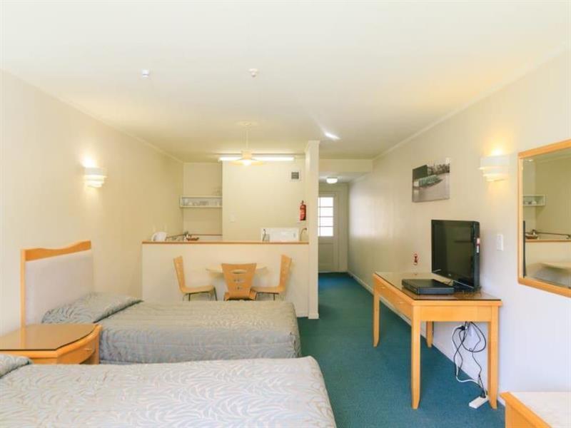 Capital Motor Hotel 4*