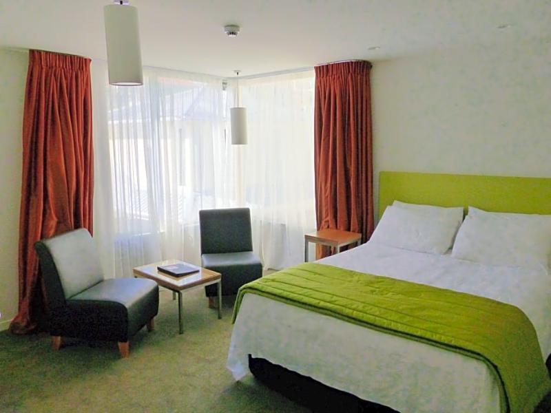Apollo 4* Wellington