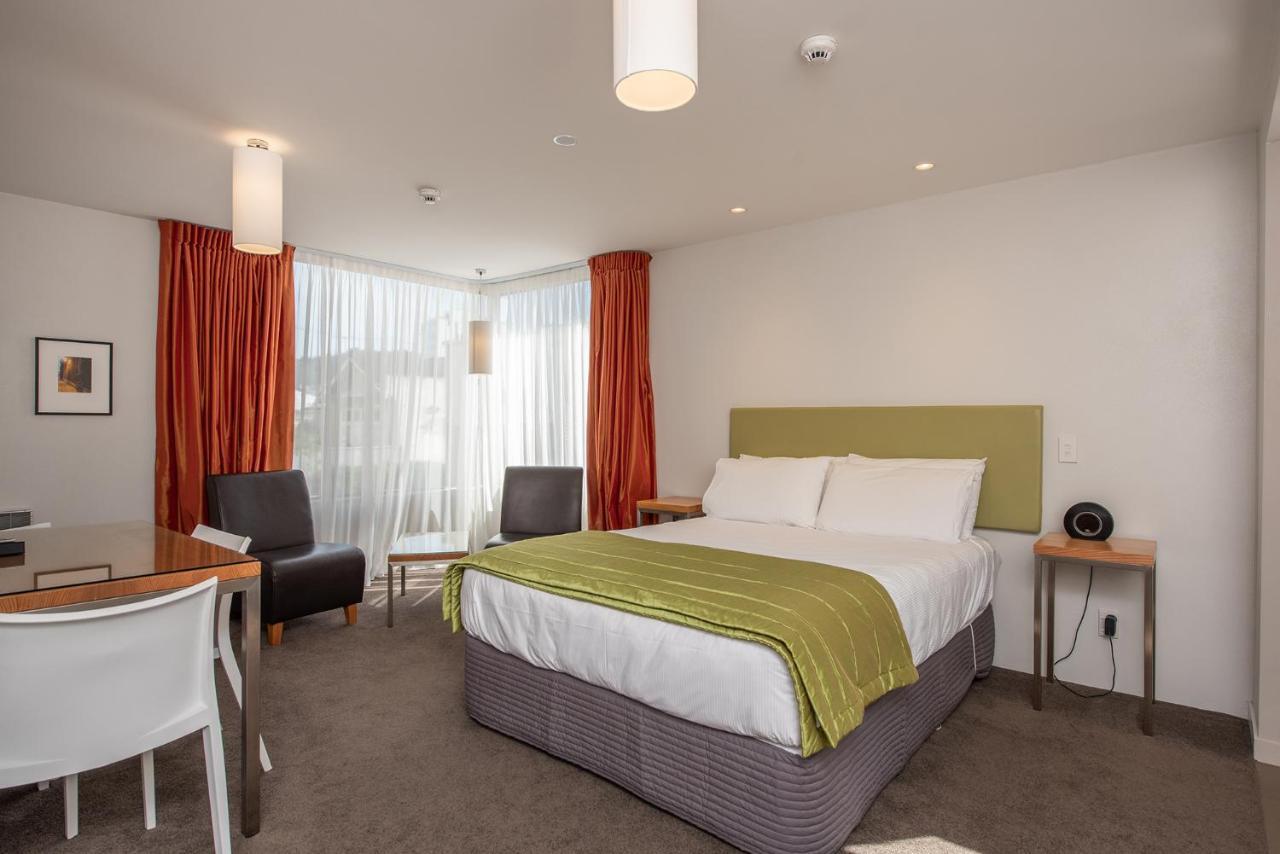 Apollo 4* Wellington