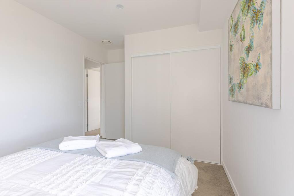 Harbor View Two Bedroom At Pinnacle Apartment